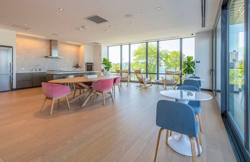 Central-Maverick Square - Paris Street Apartment | Blueground | East Boston, art & pool, nr park