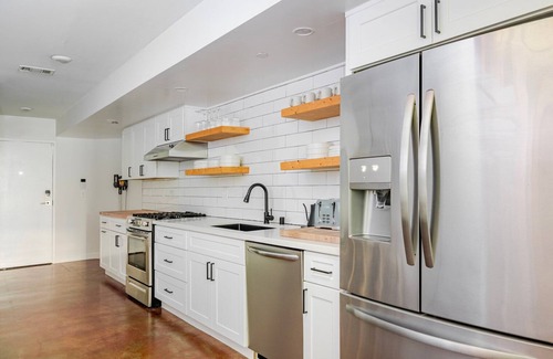 East Hollywood Apartment | Blueground | East Hollywood, pool, nr Griffith Park