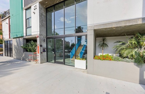 East Hollywood Apartment | Blueground | East Hollywood, pool, nr Griffith Park
