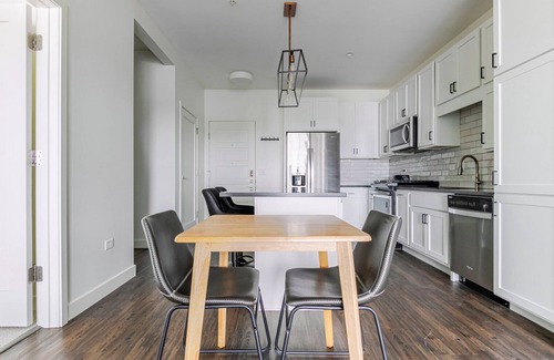 Elmhurst Apartment | Blueground | Elmhurst, pool, nr Elmhurst Art Museum