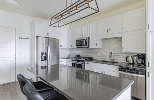 Elmhurst Apartment | Blueground | Elmhurst, pool, nr Elmhurst Art Museum