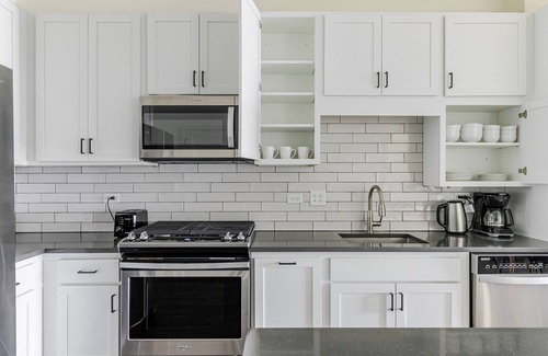 Elmhurst Apartment | Blueground | Elmhurst, pool, nr Elmhurst Art Museum