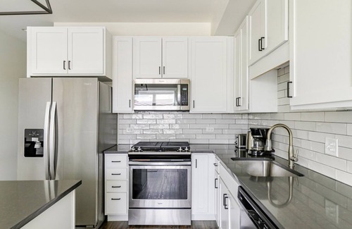Elmhurst Apartment | Blueground | Elmhurst, pool, nr Elmhurst Art Museum