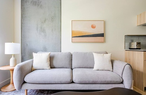 Hollywood Apartment | Blueground | Hollywood, rooftop pool, nr Hollywood Bowl
