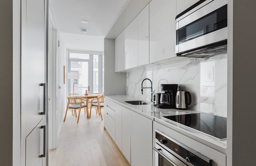 Harsimus Cove Apartment | Blueground | Jersey City, EV charging, nr park