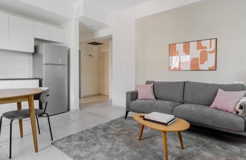 Kerem HaTeimanim Apartment | Blueground | Nahalat Bynamin, City view (TLV-7)