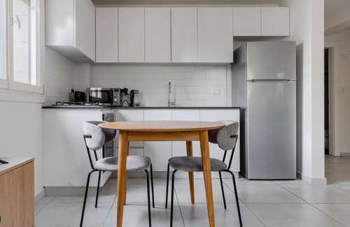 Kerem HaTeimanim Apartment | Blueground | Nahalat Bynamin, City view (TLV-7)