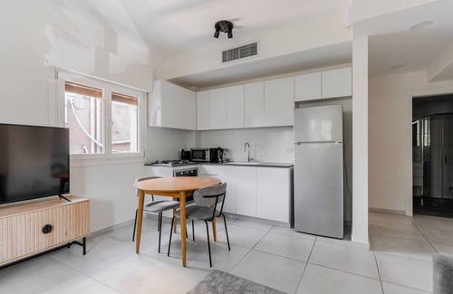 Kerem HaTeimanim Apartment | Blueground | Nahalat Bynamin, City view (TLV-7)