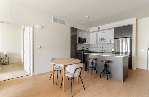 Piedmont Avenue Apartment | Blueground | Oakland, AC, w/d, nr Mosswood Park