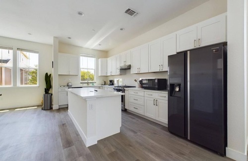 Newark House | Blueground | Palo Alto Gym, Pool, nr Stanford