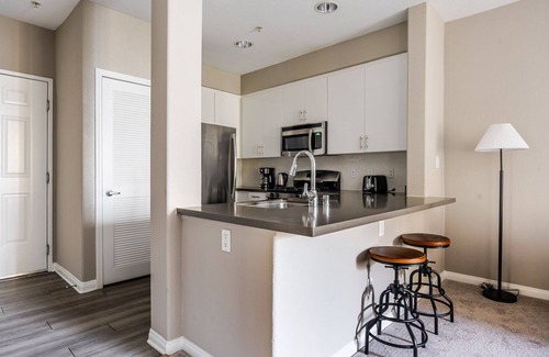 Pasadena Apartment | Blueground | Pasadena, pool & AC, nr City Hall