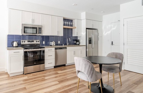 Pleasant Hill Apartment | Blueground | Pleasant Hill, balcony, nr Park