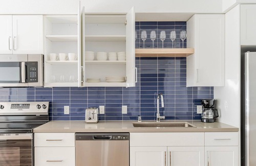 Pleasant Hill Apartment | Blueground | Pleasant Hill, balcony, nr Park