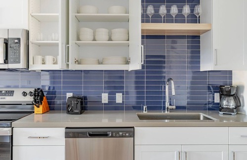Pleasant Hill Apartment | Blueground | Pleasant Hill, balcony, nr park