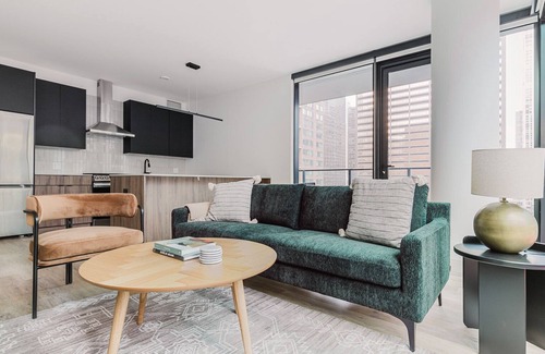 Streeterville Apartment | Blueground | River North, balcony & pool, nr Pier