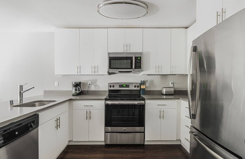 Heritage District Apartment | Blueground | Sunnyvale, pool & w/d, nr museum