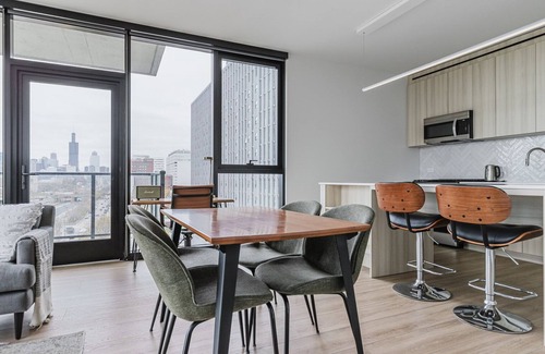 Illinois Medical District Apartment | Blueground | Tri-Taylor, pool, nr Union Park