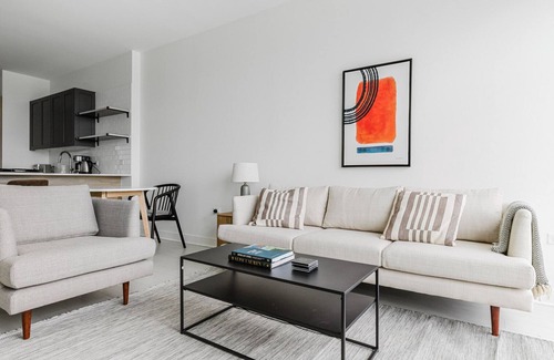 Near West Side Apartment | Blueground | West Loop, pool & AC, nr Willis