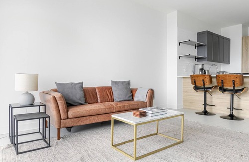 West Loop Apartment | Blueground | West Loop, pool & AC, nr Willis