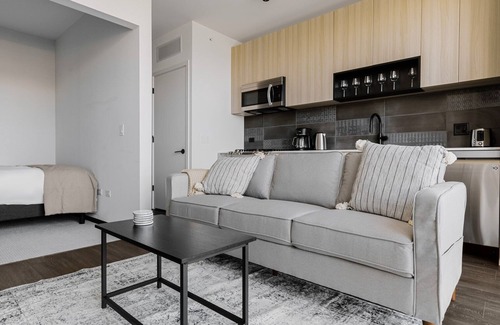 Near West Side Apartment | Blueground | West Loop, rooftop pool & gym