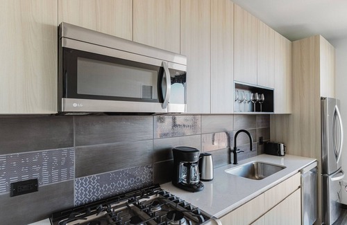 Near West Side Apartment | Blueground | West Loop, rooftop pool & gym