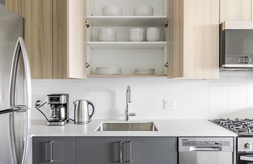 West Town Apartment | Blueground | West Town, pets allowed, nr Park