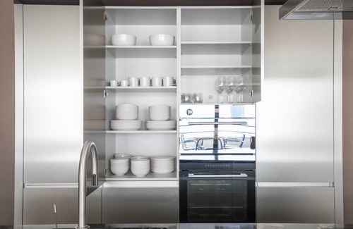 Alt-Wiedikon Apartment | Blueground | Wiedikon, balcony & elev, nr market