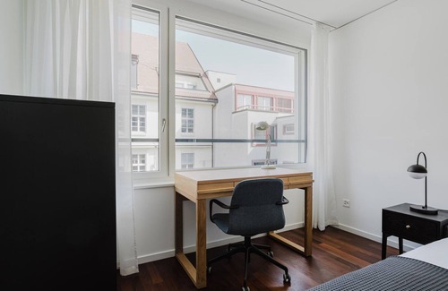 Alt-Wiedikon Apartment | Blueground | Wiedikon, balcony & elev, nr market