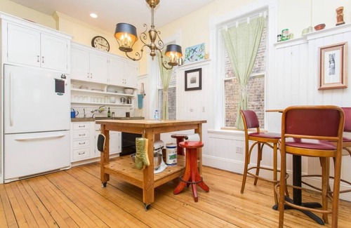 West Town Apartment | BlueJay/Unique One Bedroom Full of Amazing Art