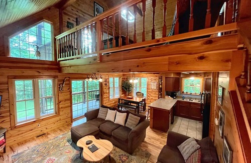 Slade Cabin | Blues Moon RRG - Hot tub, wifi, pool table!