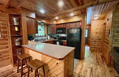 Slade Cabin | Blues Moon RRG - Hot tub, wifi, pool table!