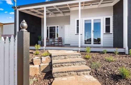 Toowoomba House | Bluestone Cottages "The Villa"