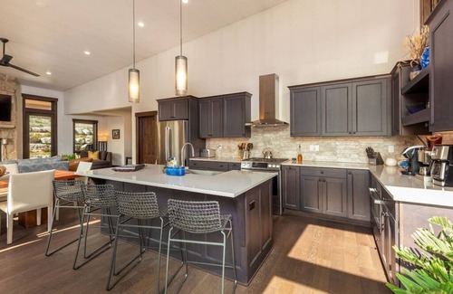 Silverthorne House | BlueViewRetreat backyard HOT TUB, Discounted $349 Cleaning STAY & PLAY amenities