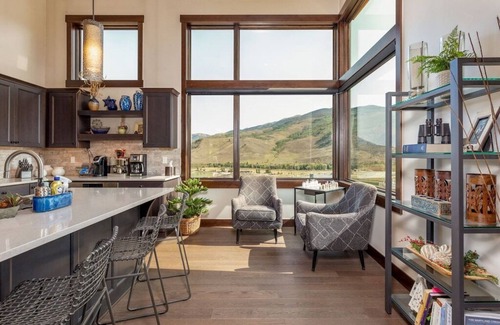 Silverthorne House | BlueViewRetreat backyard HOT TUB, Discounted $349 Cleaning STAY & PLAY amenities