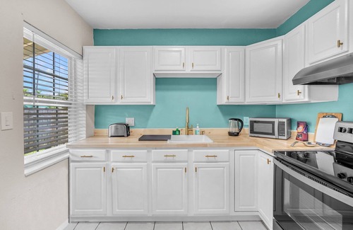 Dania Beach House | Bluewave Bungalow #1 | Cozy & Charming Getaway