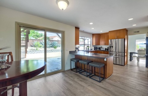 Loma Alta House | Bluff House Retreat w/panoramic views, luxury bedding & 2 miles from the ocean.