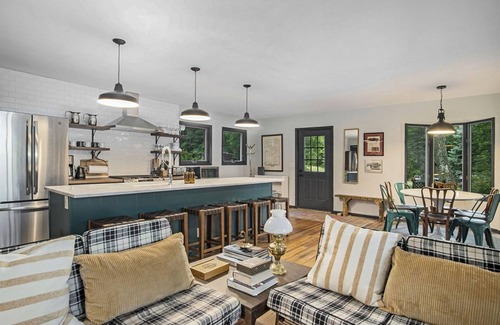 South Haven House | Bluffside: Lake Michigan Views and Beach, Screen Porches, Fire Pit, Sunset Views