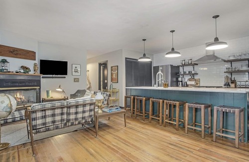 South Haven House | Bluffside: Lake Michigan Views and Beach, Screen Porches, Fire Pit, Sunset Views