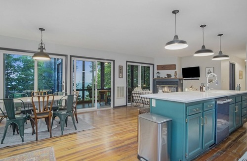 South Haven House | Bluffside: Lake Michigan Views and Beach, Screen Porches, Fire Pit, Sunset Views