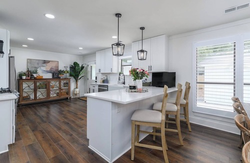 Bluffton House | Bluffton Bubbly Bungalow- walking distance to boutiques, sunsets & local dining!