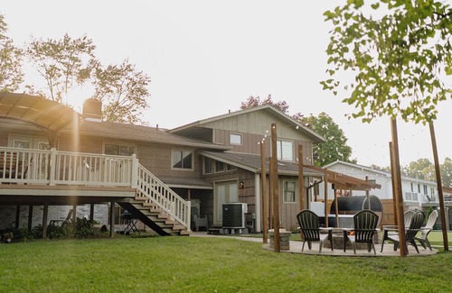 Berrien Springs House | Bluffview on the River with a hot tub, sauna, pool table, and more!