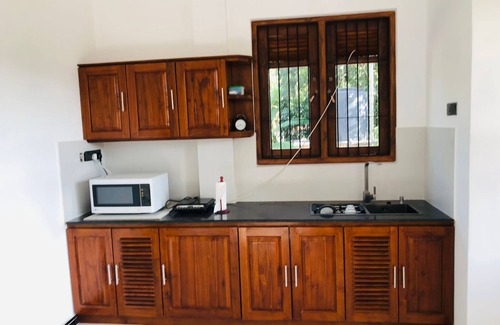 Katugastota House | Bluminz Homes provides accommodation with mountain views. 10 min from the city.