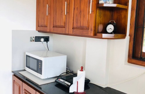 Katugastota House | Bluminz Homes provides accommodation with mountain views. 10 min from the city.
