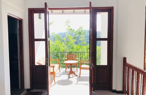 Katugastota House | Bluminz Homes provides accommodation with mountain views. 10 min from the city.