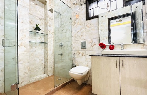 New Delhi Apartment | BluO 2BHK @ Greater Kailash Lift, Balcony, Parking