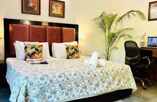 New Delhi Apartment | BluO 2BHK Panchsheel Enclave -Balcony, Parking