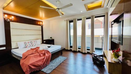 Green Park Apartment | BluO 3BHK Green Park, Private Garden Lift - Balcony