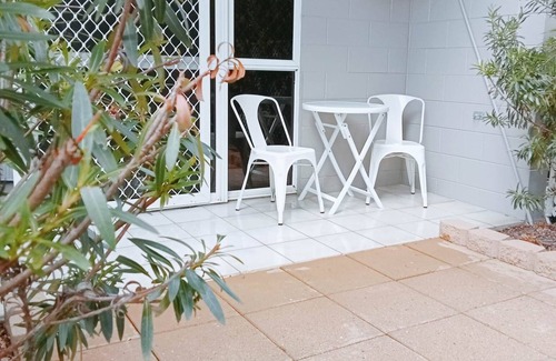 Manunda Apartment | Blush Abode' Studio UnitnCentrally located, stylish, self contained.