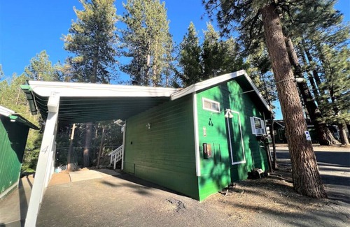 Big Bear Lake Cabin | BM #4 · Spacious Room with Jetted - Bear Manor #4
