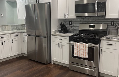 Dundalk House | B’more Restful. Comfortable Townhome -Easy access to everywhere
